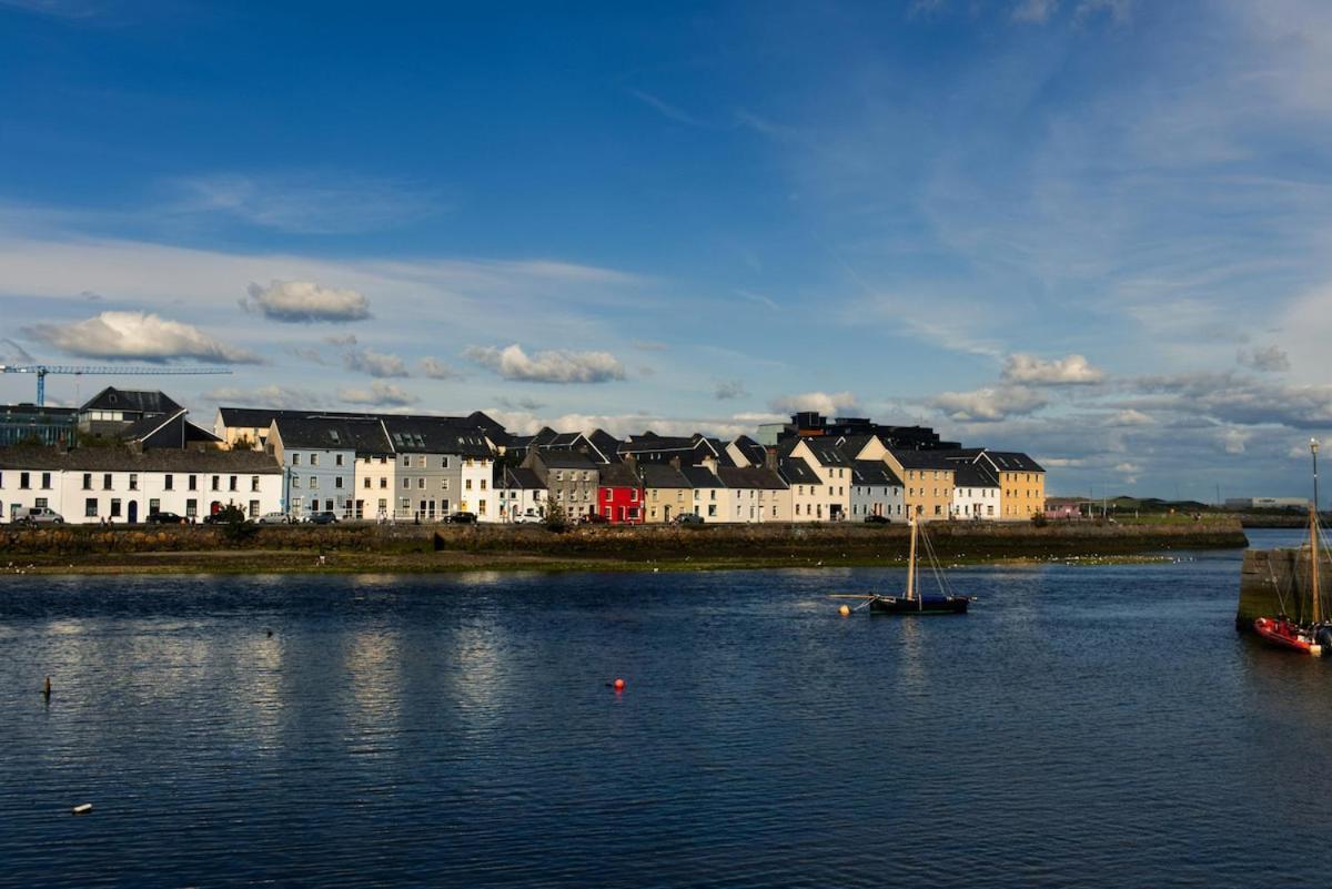 Modern And Spacious Apt6 - Sleeps 6 - Free Parking Apartment