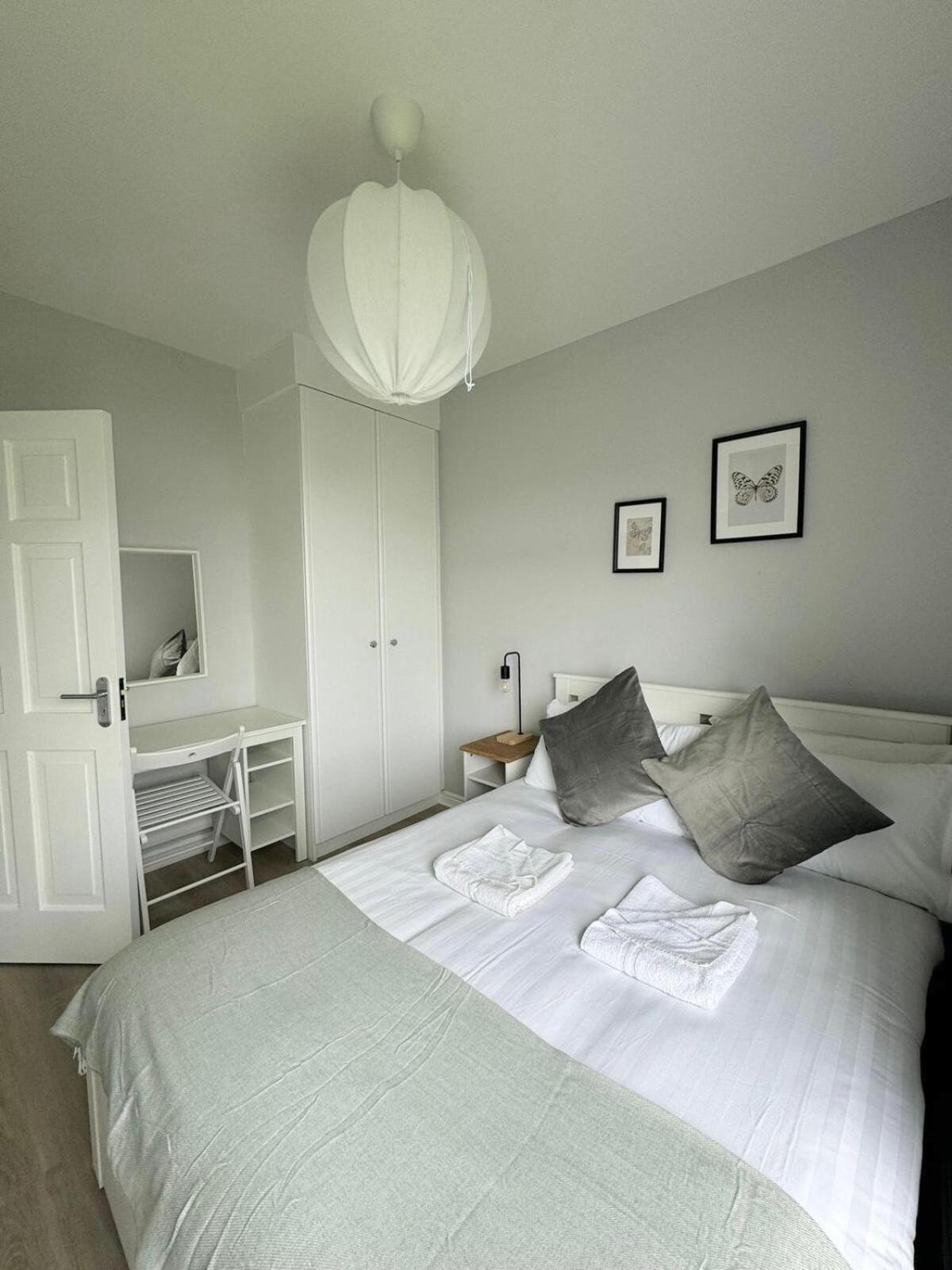 Modern And Spacious Apt6 - Sleeps 6 - Free Parking *