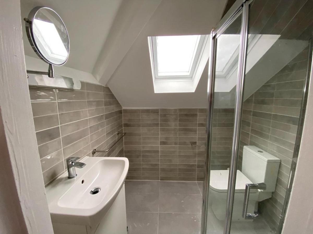 Modern And Spacious Apt6 - Sleeps 6 - Free Parking