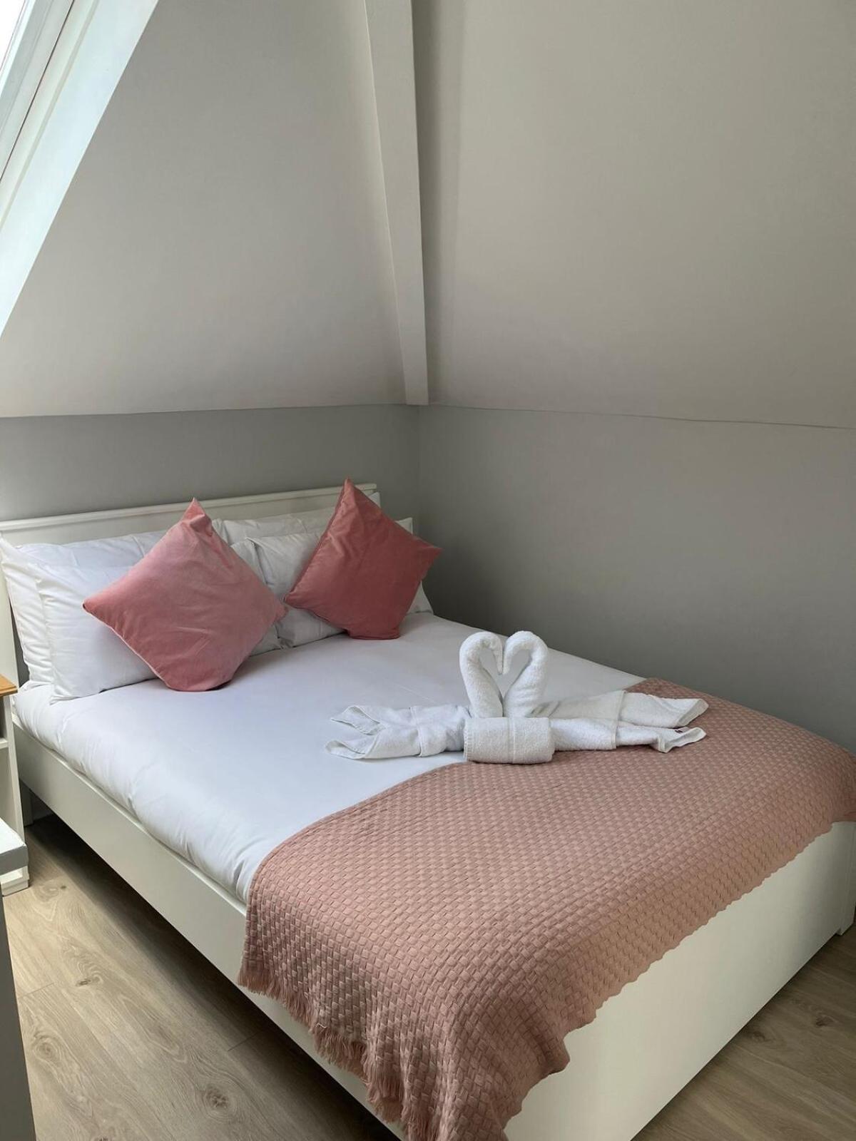 Apartment Modern And Spacious Apt6 - Sleeps 6 - Free Parking