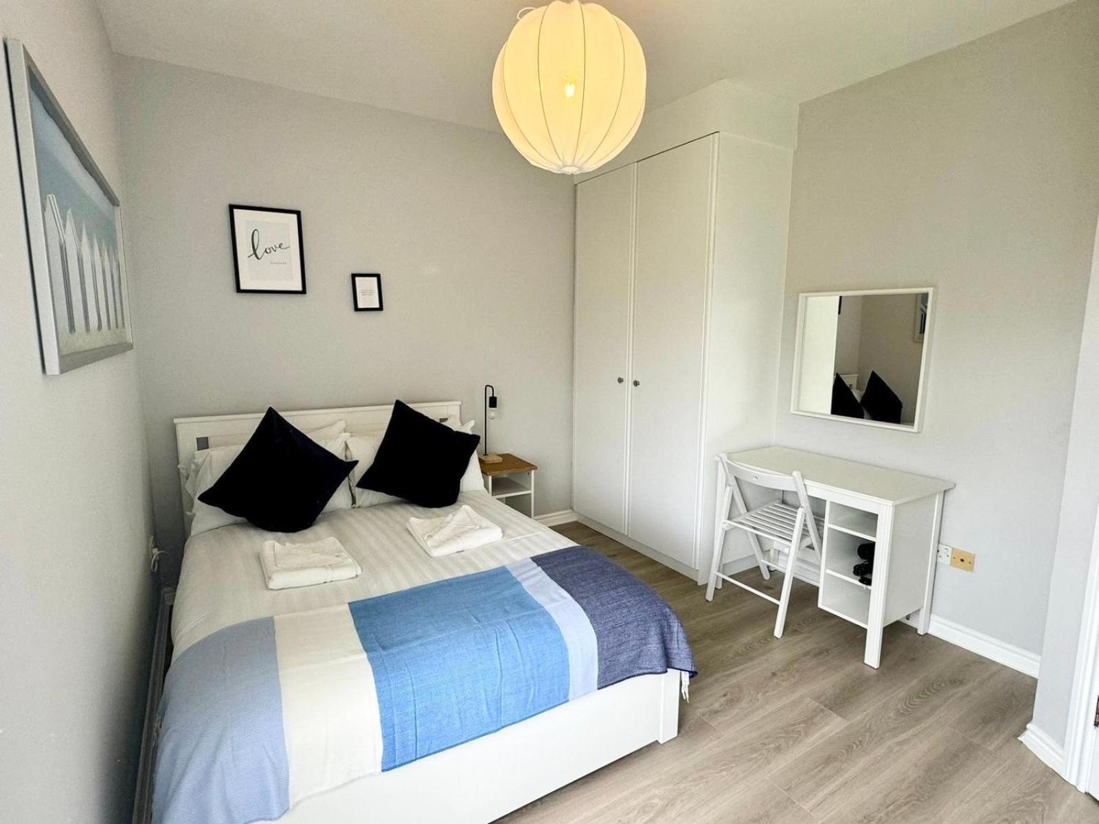 Apartment Modern And Spacious Apt5 Sleeps 6 Free Parking