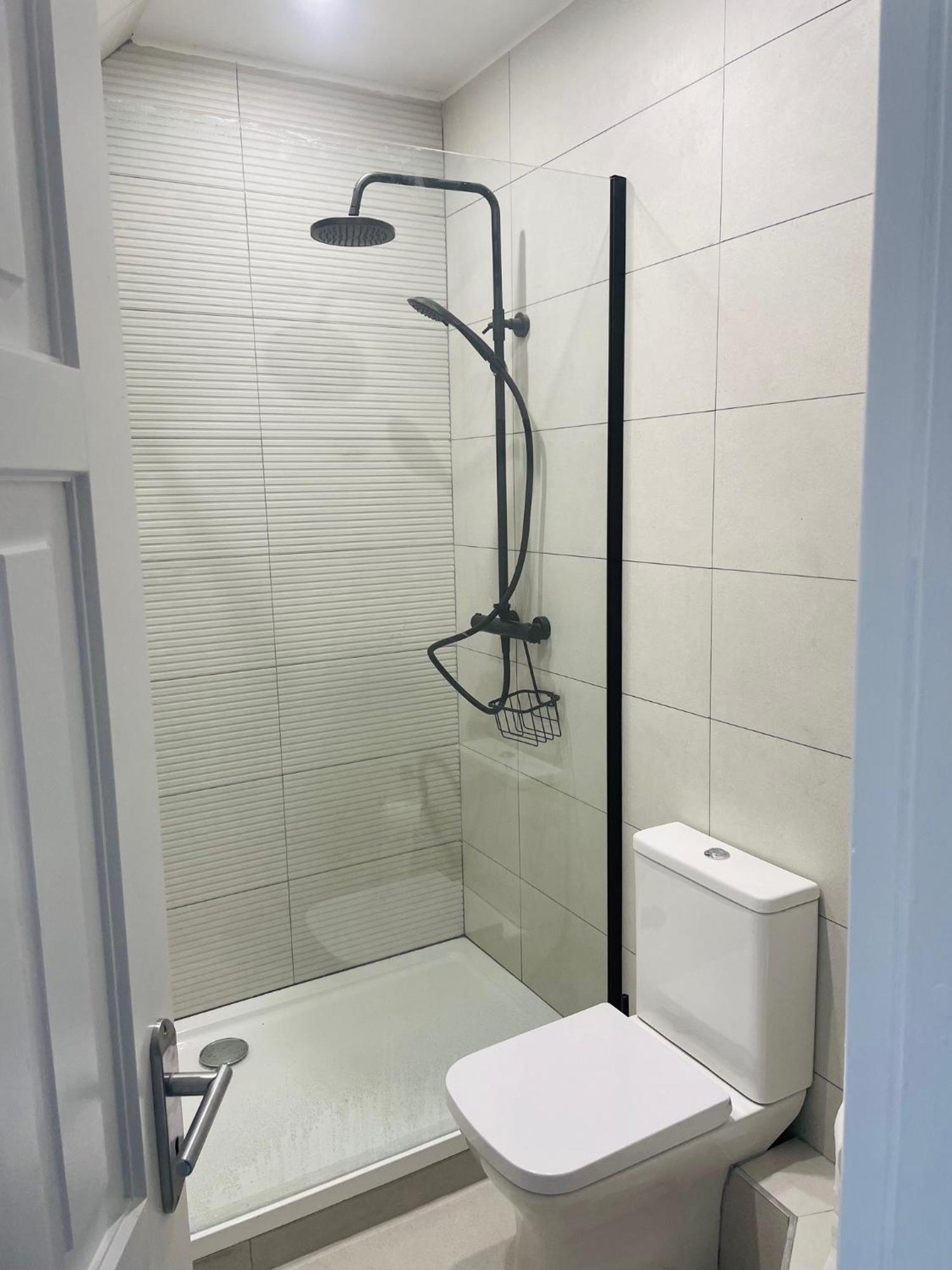 Modern And Spacious Apt5 Sleeps 6 Free Parking *