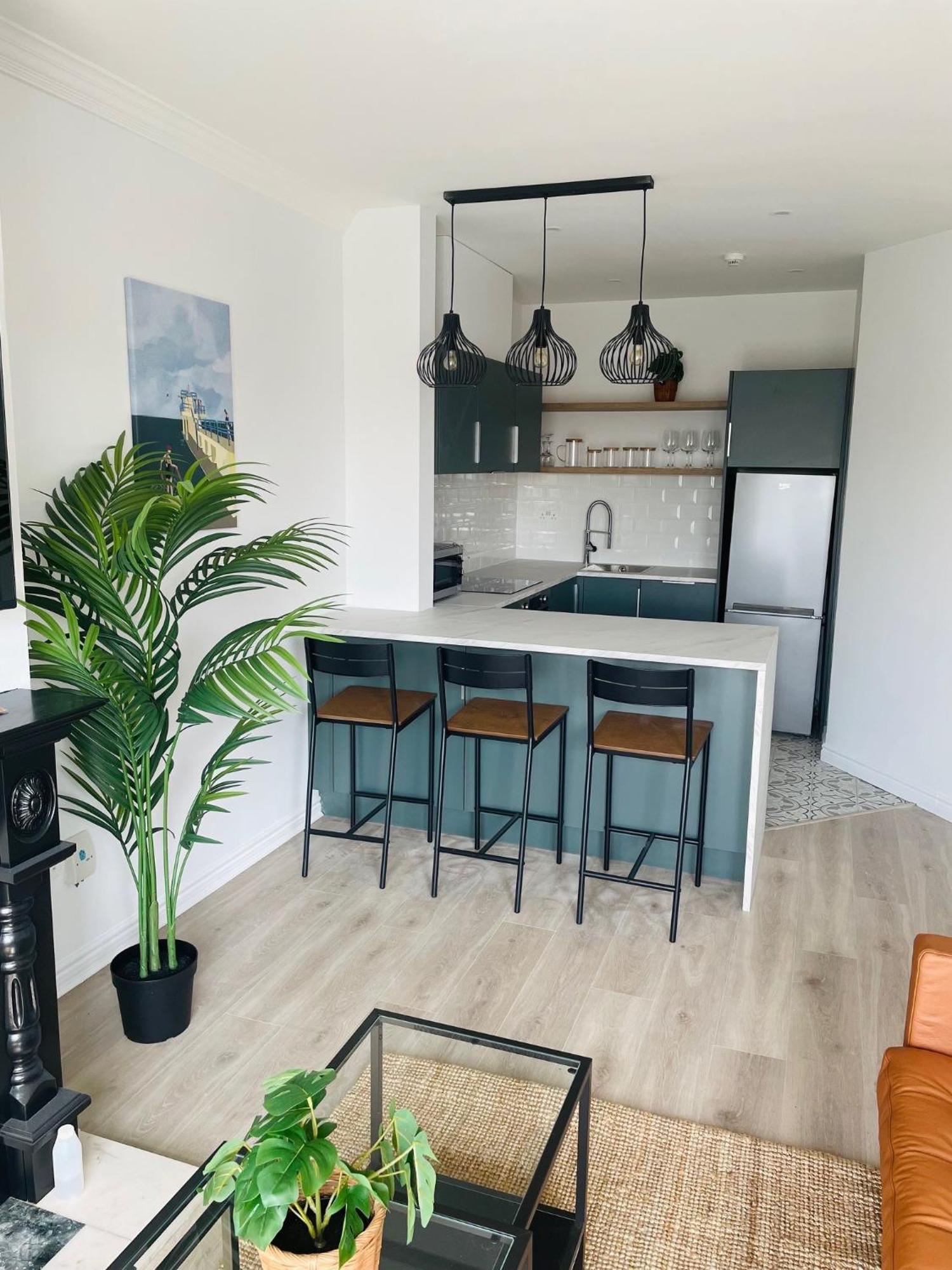 Modern And Spacious Apt5 Sleeps 6 Free Parking *