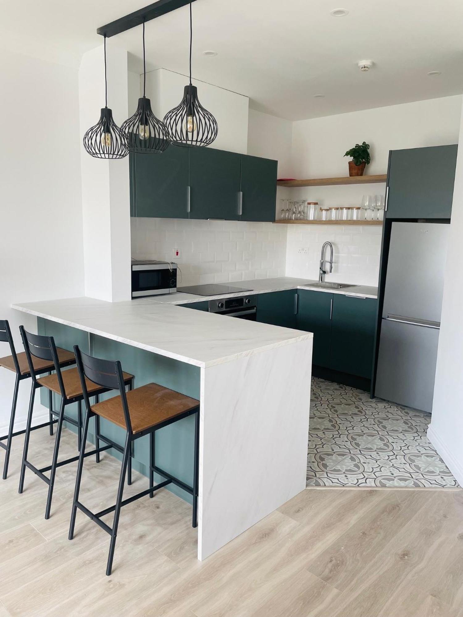 Apartment Modern And Spacious Apt5 Sleeps 6 Free Parking