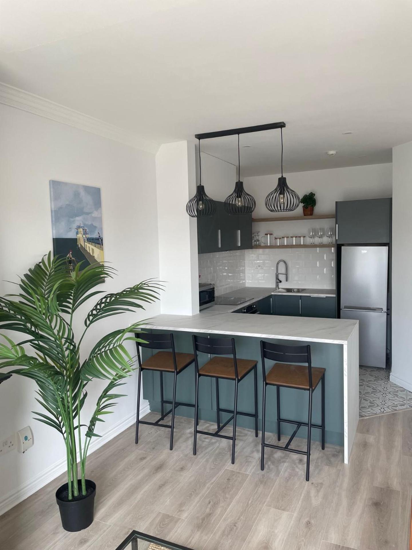 Apartment Modern And Spacious Apt5 Sleeps 6 Free Parking