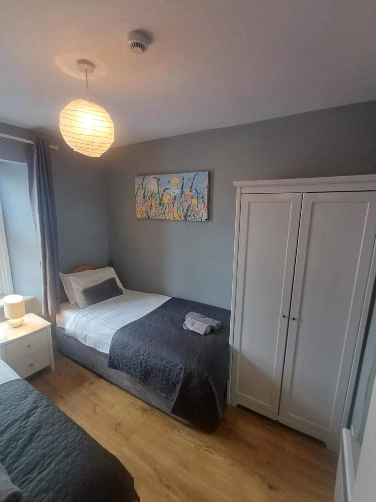 Clonbur House - Two Bedroom Village Apartment
