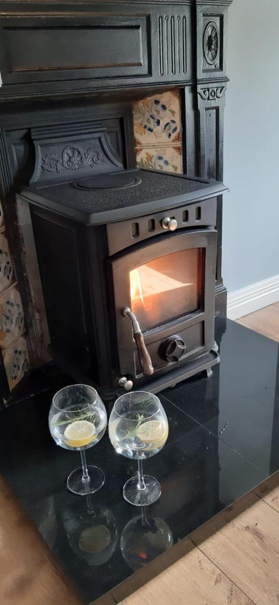 Clonbur House - Two Bedroom Village Apartment *
