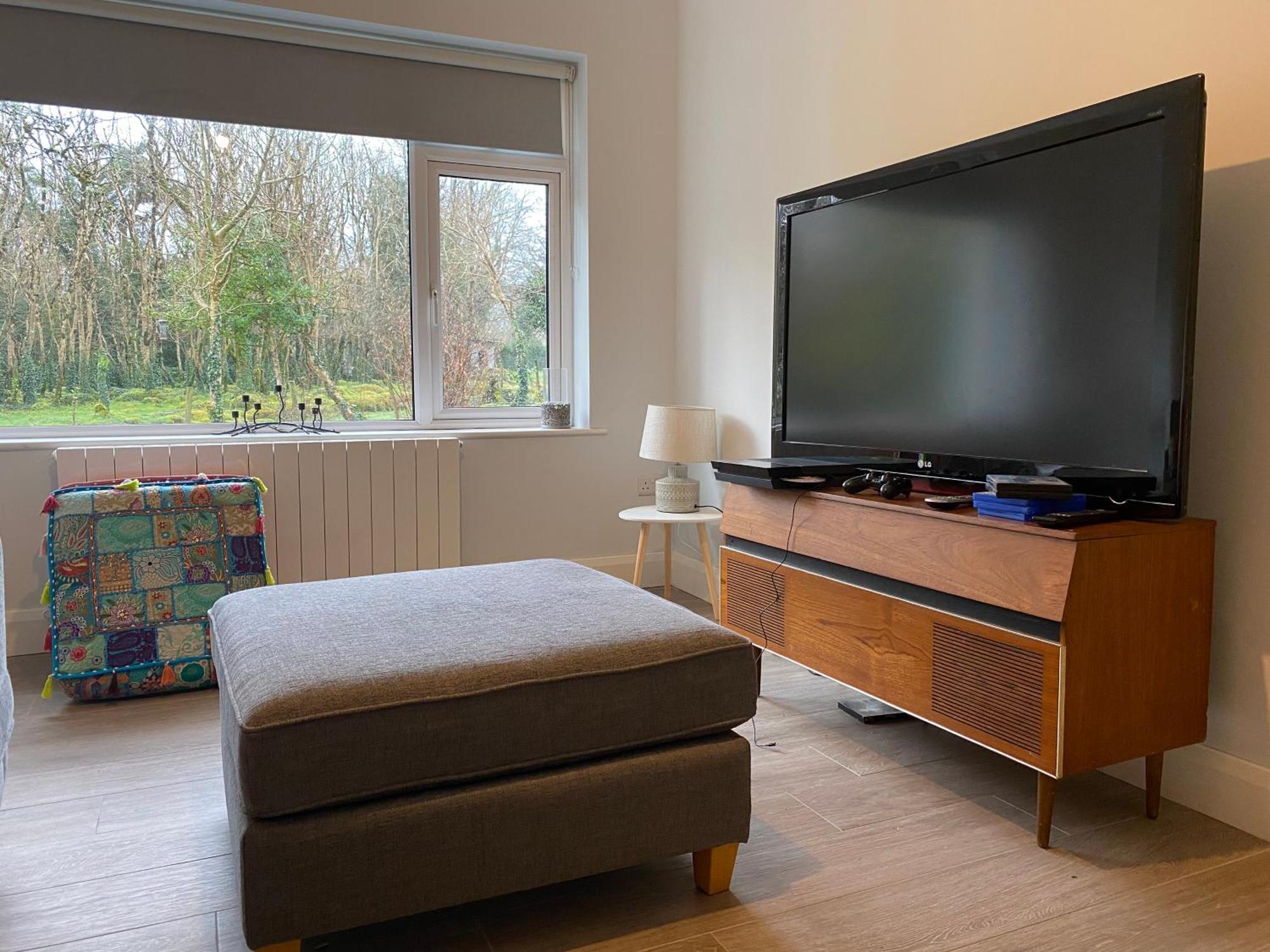 Golfing, Walking, Fishing Rest - Sleeps 8 * Galway