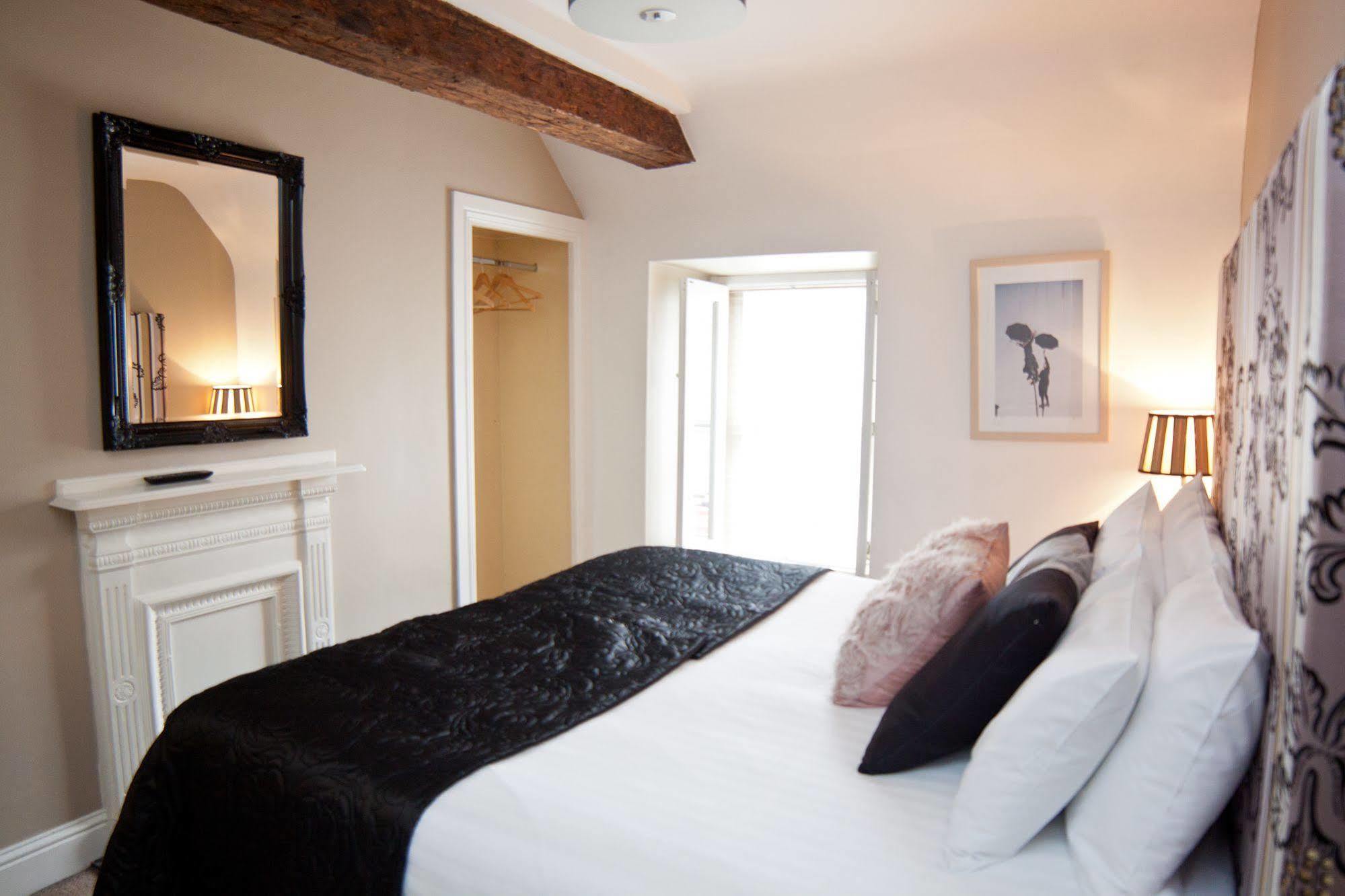 7 Cross Street 4*