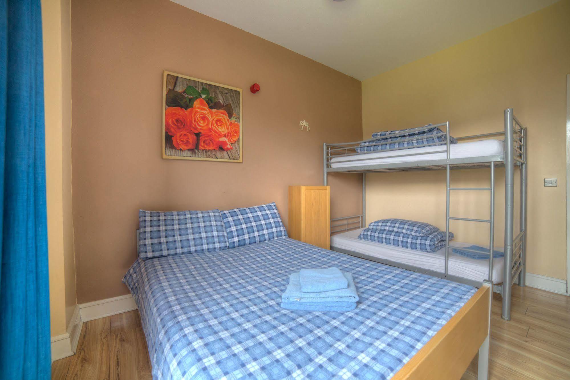 Snoozles Centre Hostel