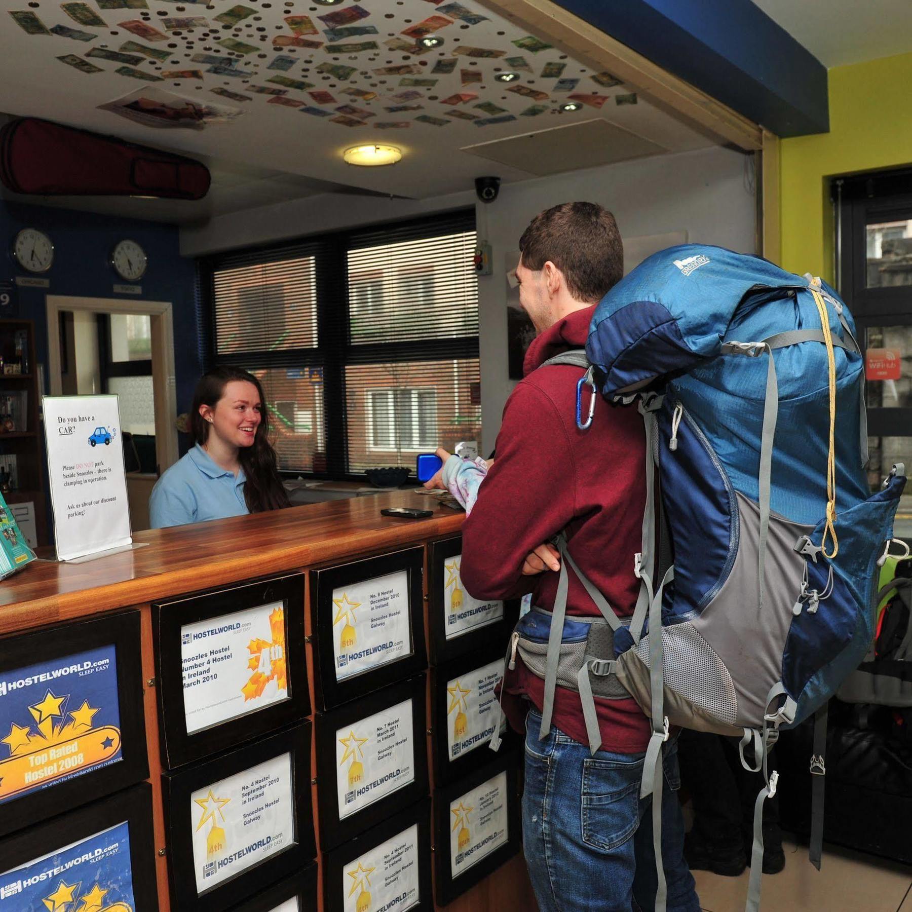 Snoozles Centre Hostel *