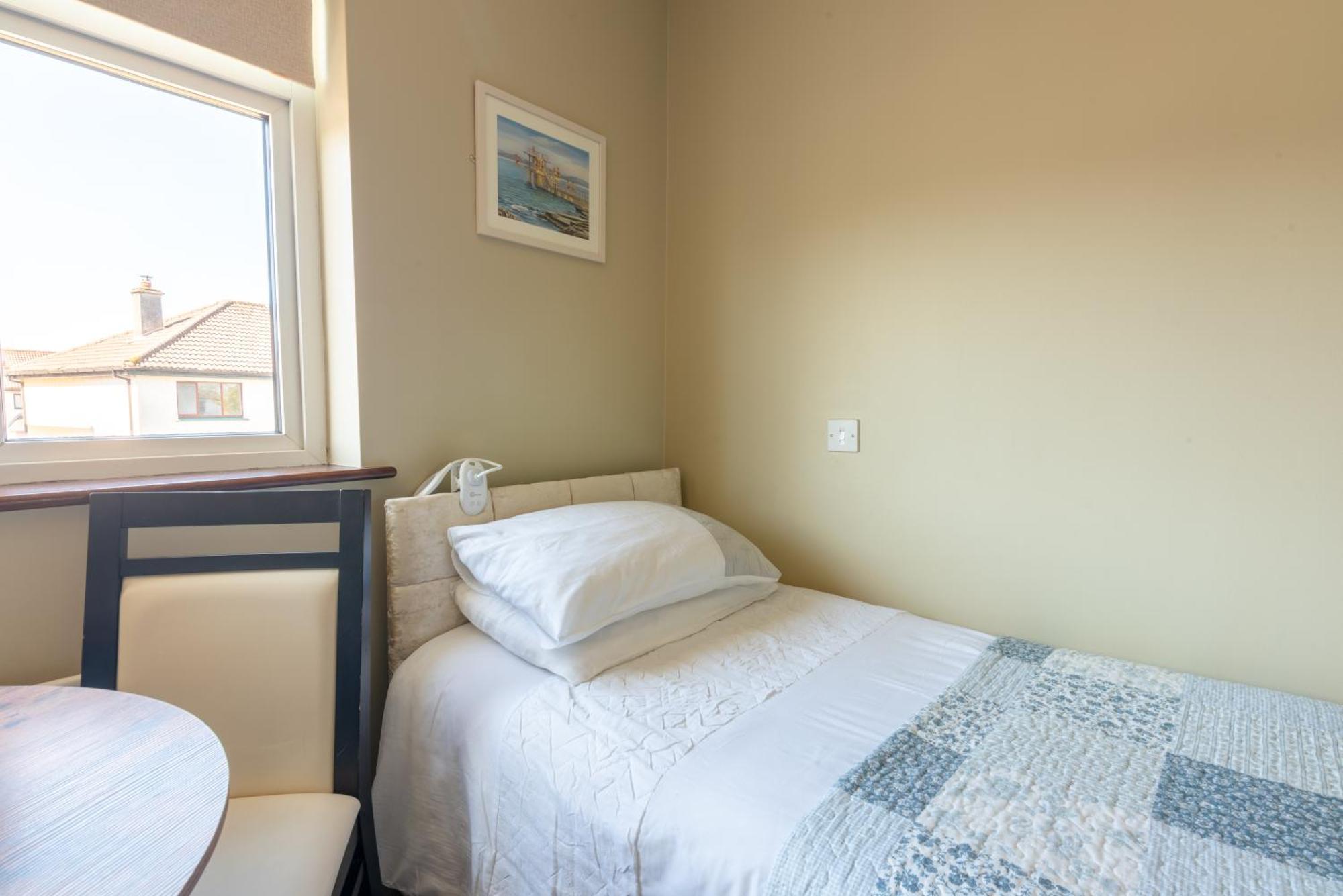 Avalon House Guest house *