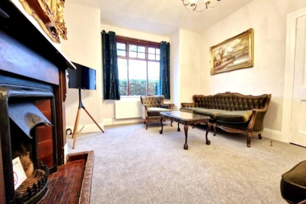 Apartment At Granny's, 4 Bed Terrace On Iconic Canal Galway