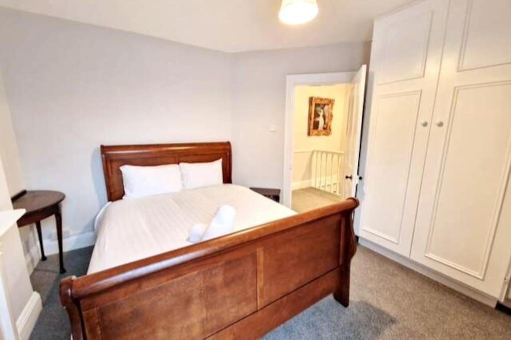 Apartment At Granny's, 4 Bed Terrace On Iconic Canal