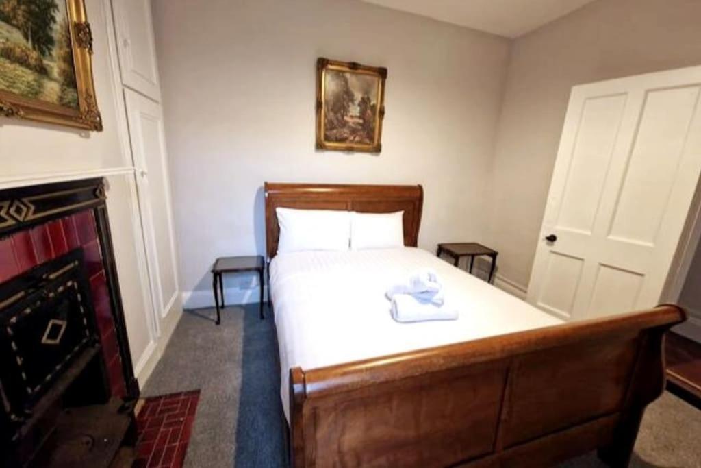 Apartment At Granny's, 4 Bed Terrace On Iconic Canal Galway