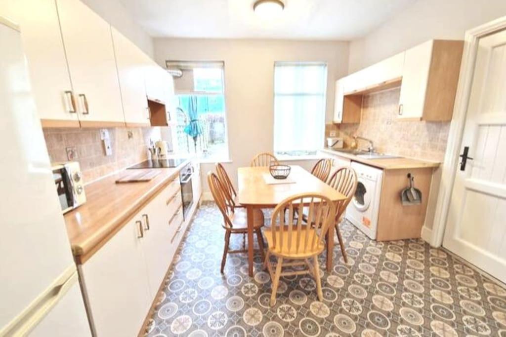 At Granny's, 4 Bed Terrace On Iconic Canal Apartment *