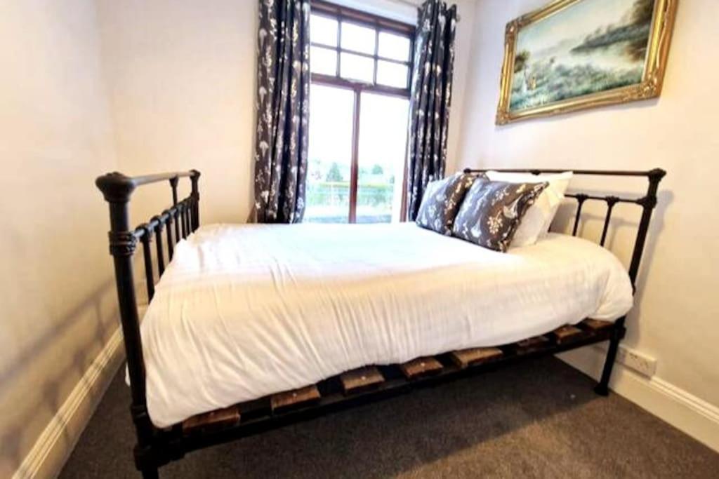 At Granny's, 4 Bed Terrace On Iconic Canal Galway