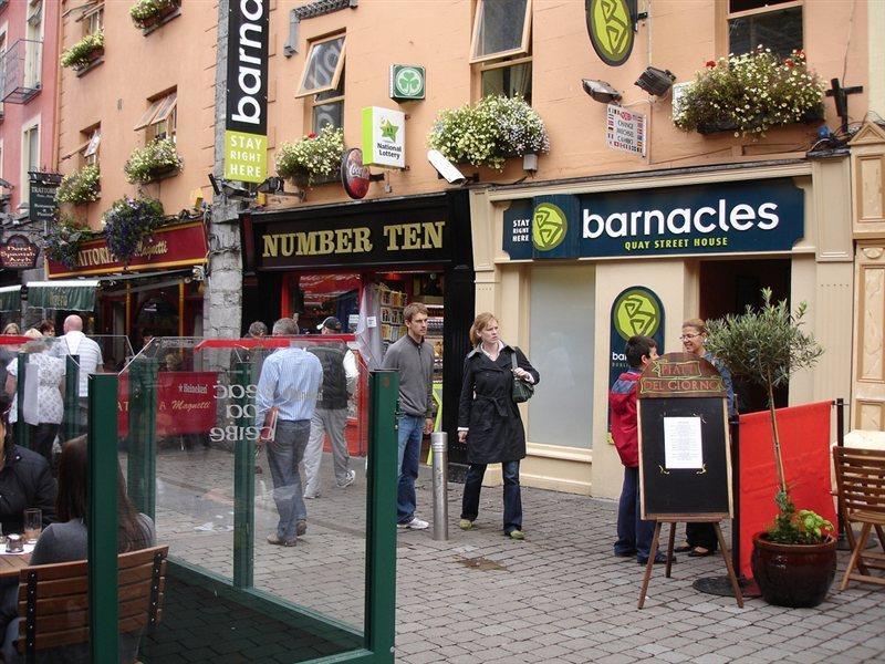 Hostel Snoozles Quay Street Tourist Galway