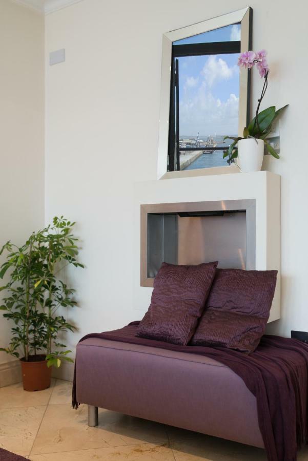 Luxury Center Penthouse Apartment *